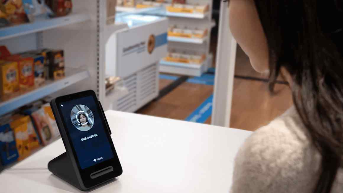 Koreans flock to pay with their faces