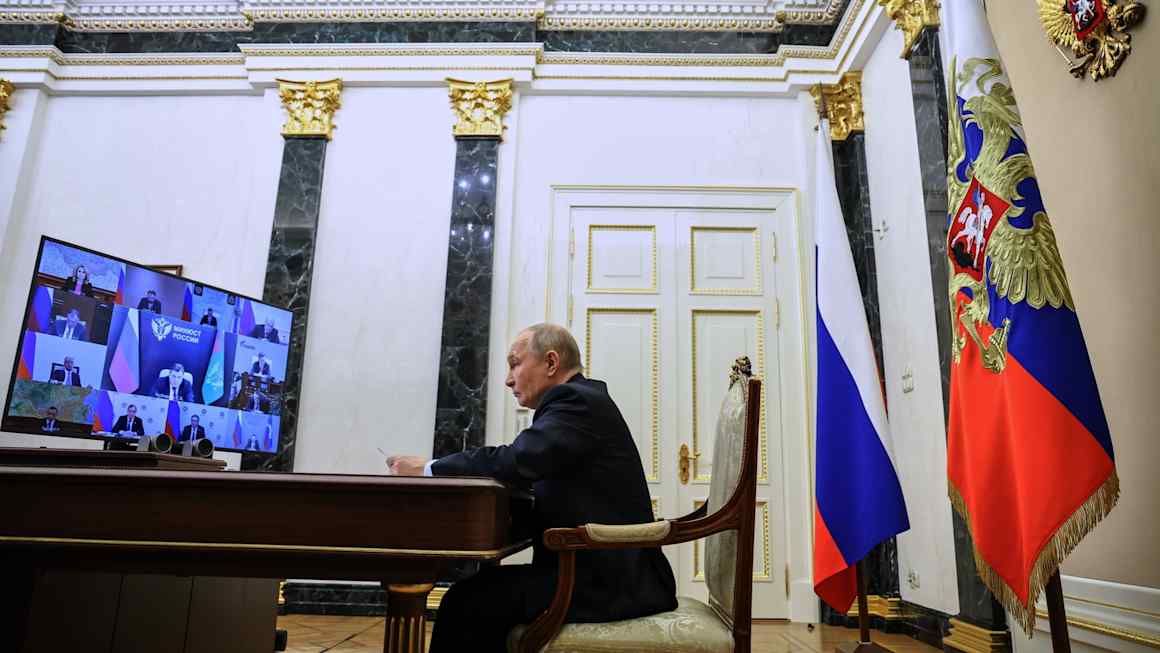 Putin hunkers down for fear of assassination