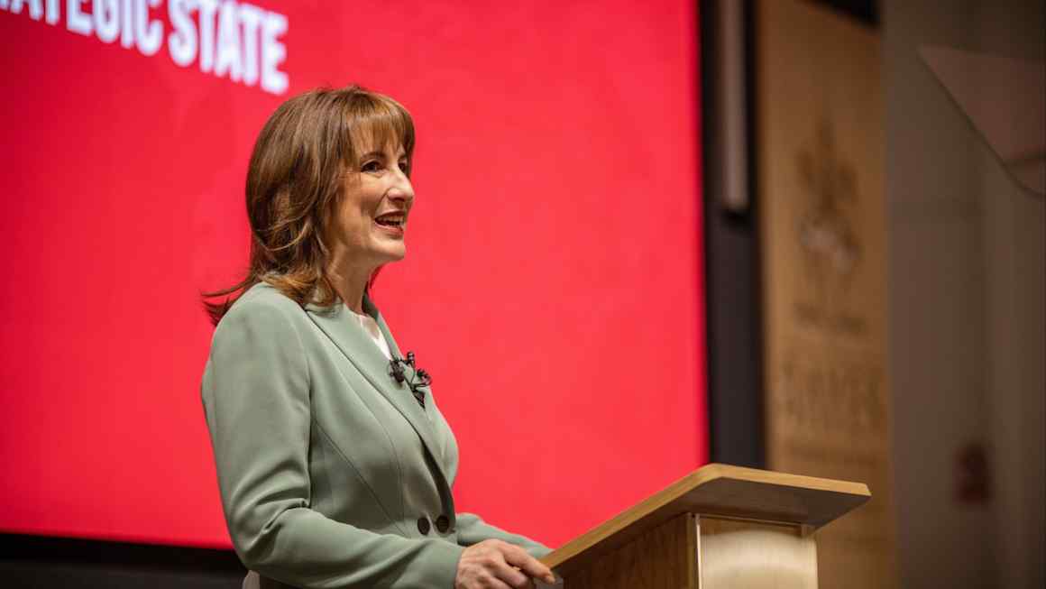 Reeves’ allies say chancellor should stay in post if Starmer ousted