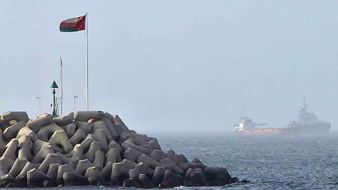 Oil falls more than 7% as Iran and US pause strikes over Strait of Hormuz